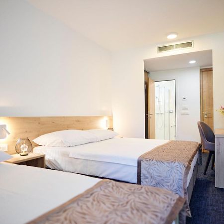 Colentum Resort Murter Habitación foto